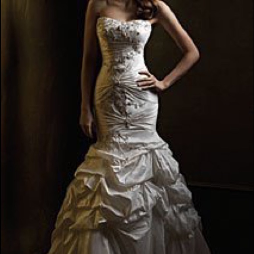 Piccione bridal gown never worn NWT